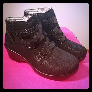 Alegria Indi 588 Interlockin Black Booties!
